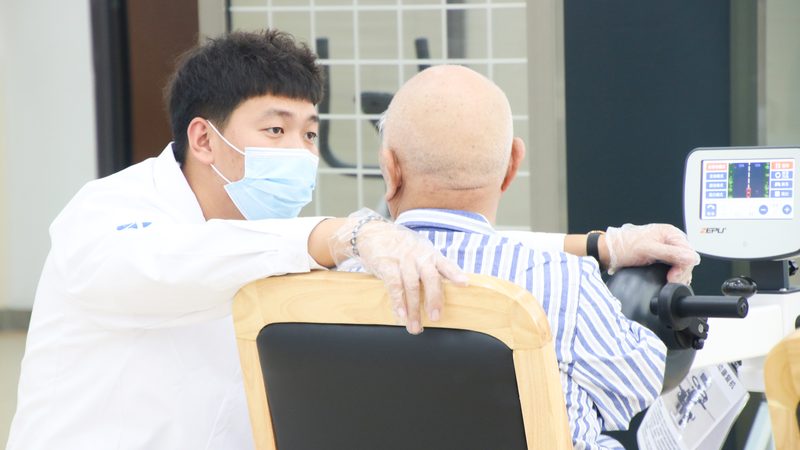 养老护理护工的价格并非单一因素决定，它通常由以下几个部分构成：